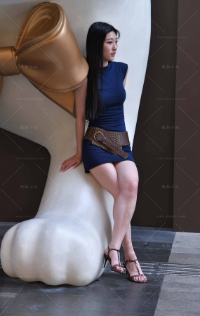 短裙美腿美女拍照打卡