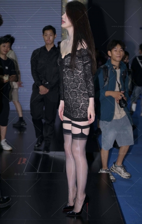 性感超短紧身裙嘿丝美女