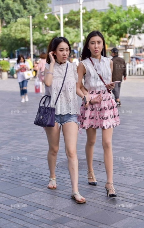 街拍美女姐妹