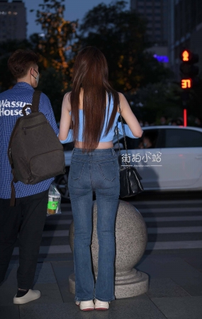 街拍小蛮腰牛仔裤美女
