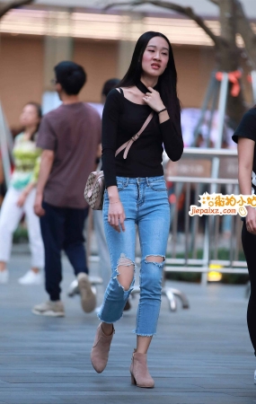 高挑大长腿破洞牛仔女子