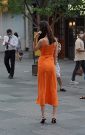 吊带长裙美女