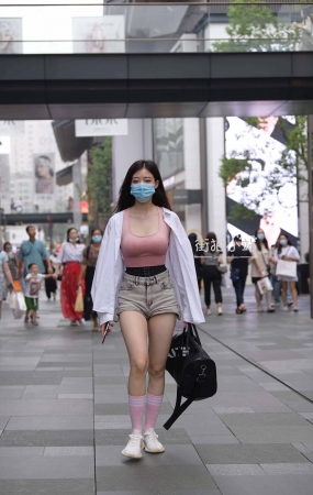 热裤好身材小姐姐