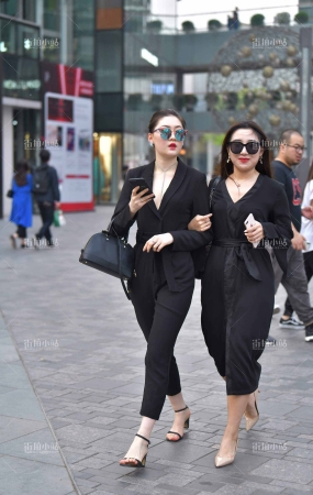 黑衣低胸性感美女