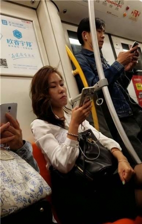 4k-地铁拍摄超薄黑丝袜性感少妇