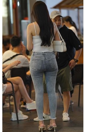 吊带紧牛美女(55P)