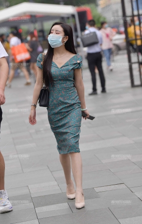 韵味的开衩裙女子