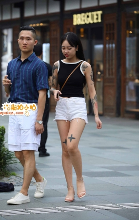 街拍花臂少女