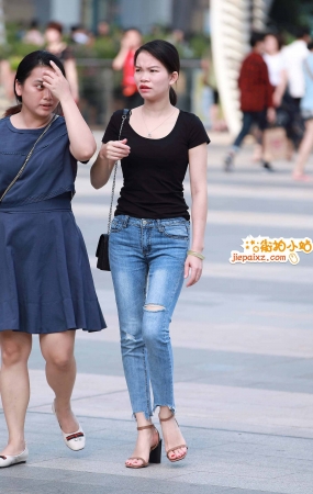 气质牛仔裤美少妇
