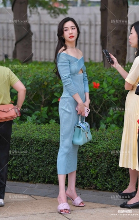 香肩长裙凉拖美女 23-04-20-28