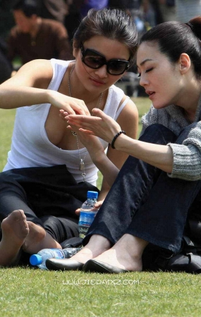 街拍白色背心丰满火辣身材美女