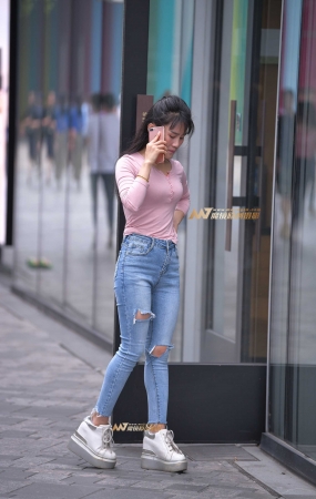 聊电话中的紧牛小姐姐