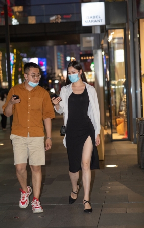 高挑美眉