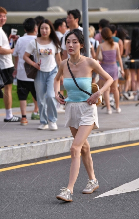 抓拍小清新抹胸衣妹纸