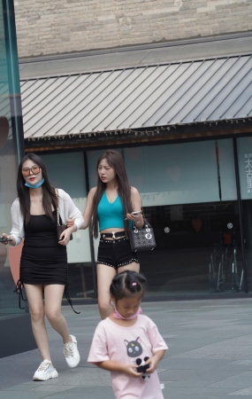 可爱的热裤小妹