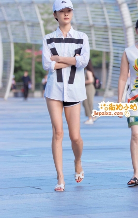 短裤小姐姐