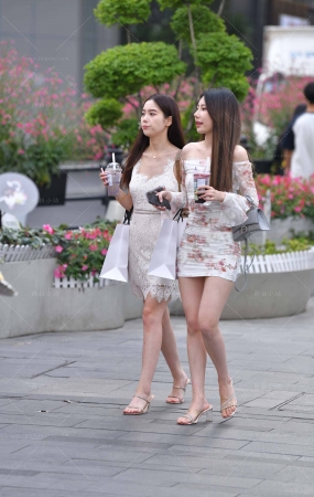 街拍魅力裙装姐妹逛街