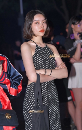 夜拍裸背美女