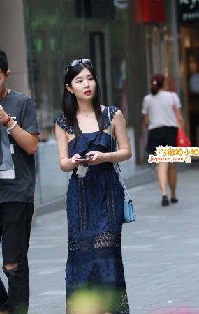 长裙街拍美女