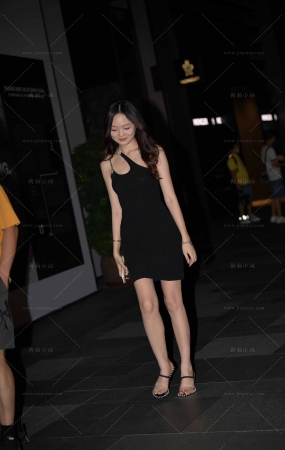 夜拍黑色裙美腿女神