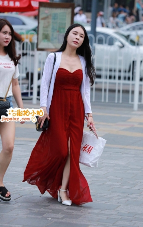大红色长裙抹胸街拍美女