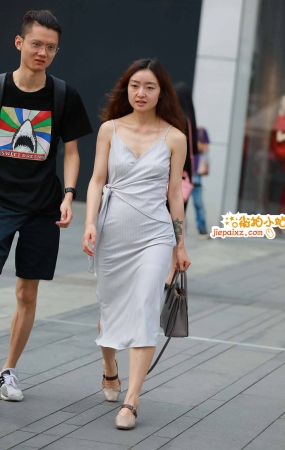 街拍低胸吊带长裙少妇