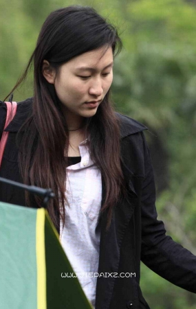 街拍美女姐姐白净的脚丫