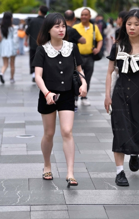 街拍白皙美腿美姐