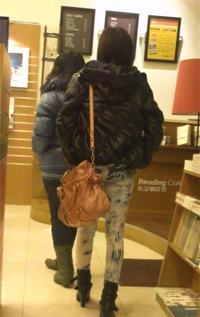 性感无法抵挡的极品紧身牛仔裤美女