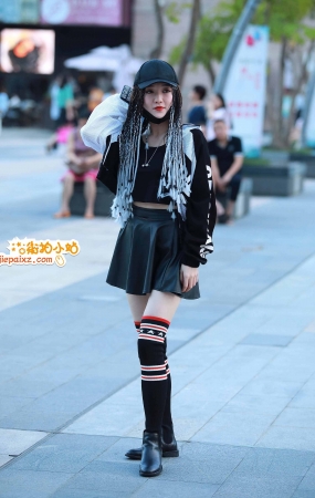 街拍长筒袜靓妹