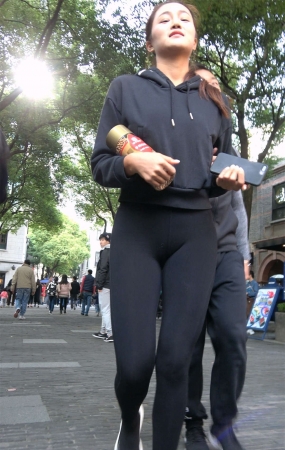 瑜伽裤运动鞋马尾辫美女