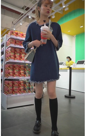 牛仔裙小姐姐