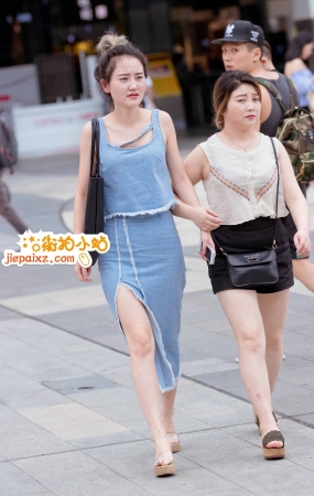 街拍开叉牛仔裙美眉