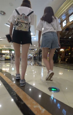 高腰牛仔热裤小姐姐跟姐妹逛商场