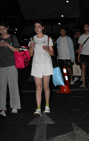 超薄R丝的马尾辫眼镜妹