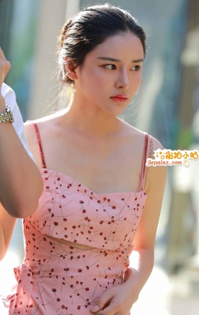 吊带裙街拍美女