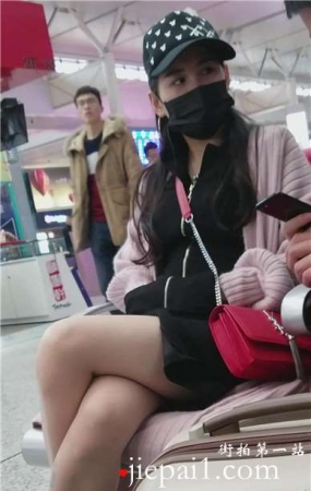 4k-高铁站候车室遇见黑色口罩长腿美女姐姐。
