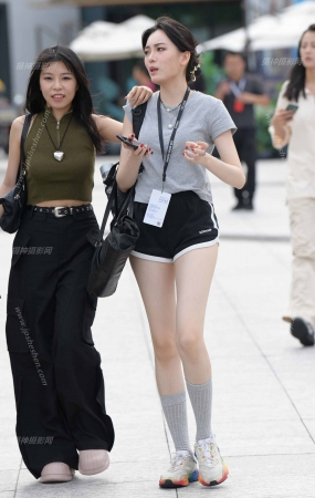 23916-28=70√白皙美腿热裤女生 16P