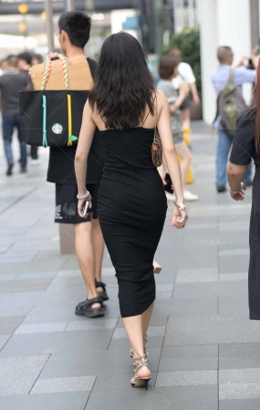 街拍黑色吊带长裙美眉