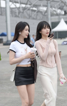 黑色短裙小姐姐跟闺蜜