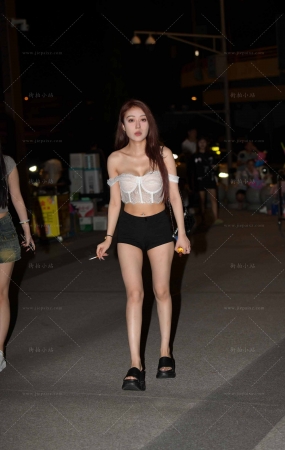 抽烟的妹纸~
