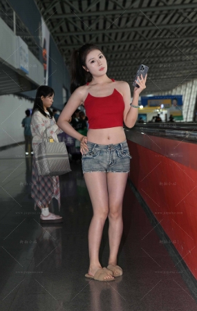 小蛮腰热裤小姐姐