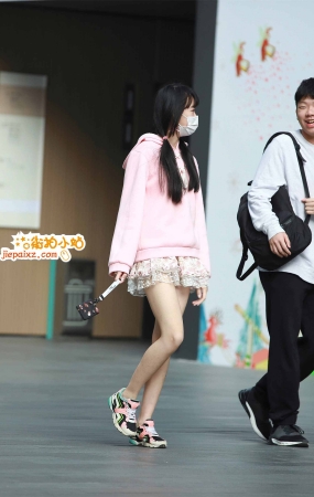 街拍可爱短裙粉色系少女