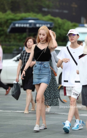 牛仔裙长腿美女姐姐
