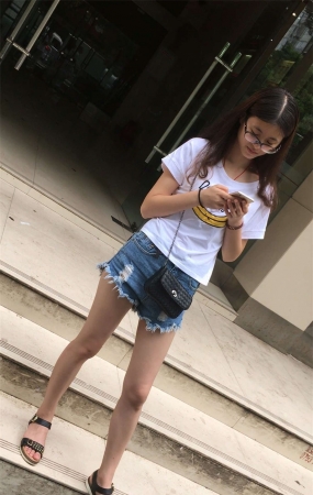 银行门口遇见的大长腿热裤妹子