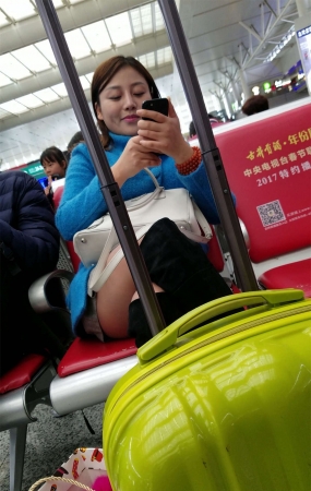 火车站等车的肉色丝袜灰色超短裙长发少妇