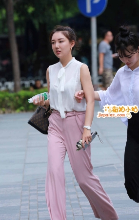 街拍无袖衬衫粉色阔腿裤高颜值美女
