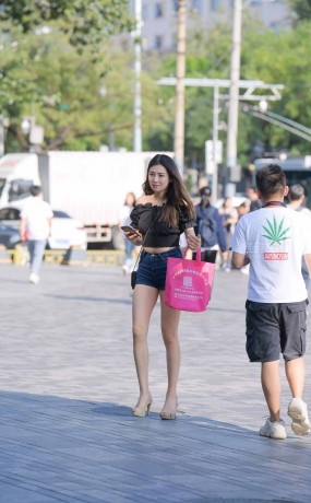 街拍热牛鱼嘴高跟鞋美女