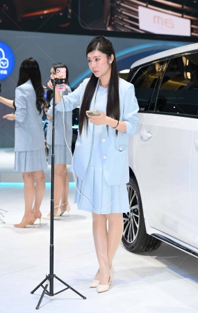 在直播中的R丝美女