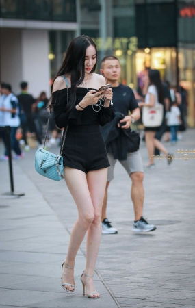 身材高挑白皙气质美女